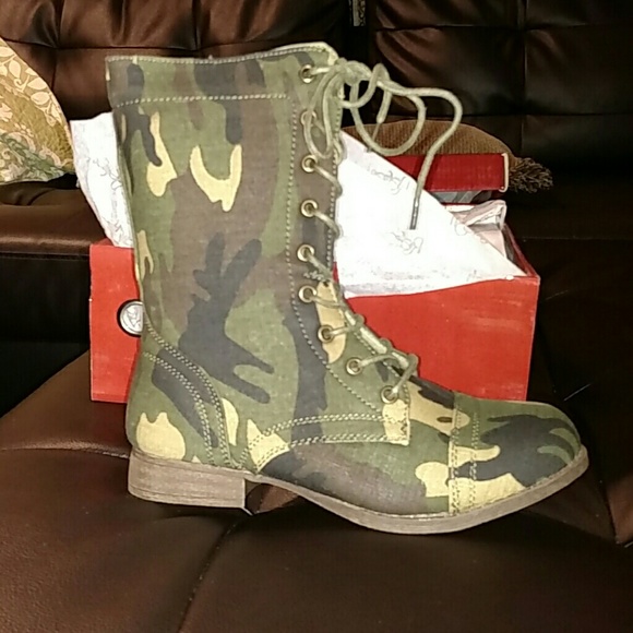 Women Boots - Picture 5 of 6